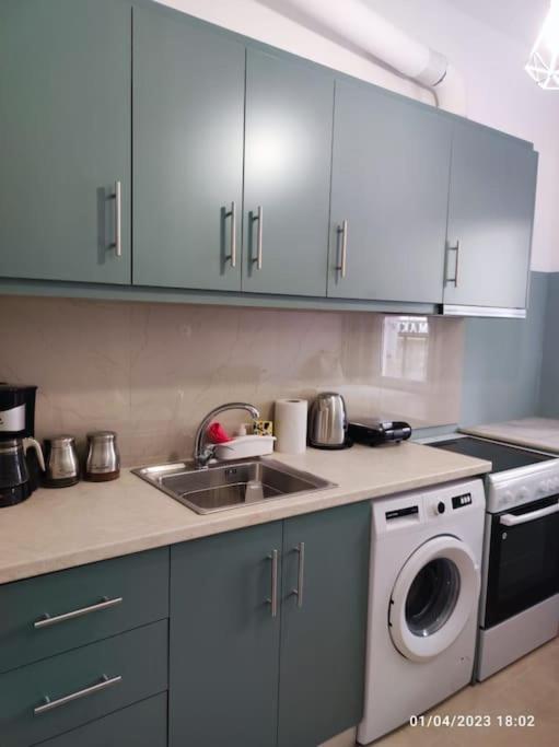 Cozy New Apartment Near The Beach アテネ エクステリア 写真